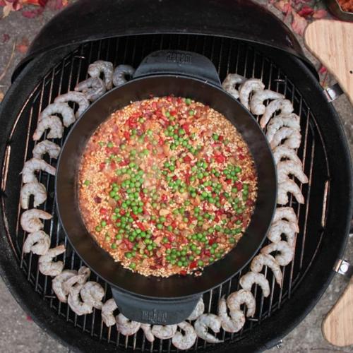 Паэлья с морепродуктами в голландской печи на гриле. 08