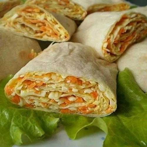 1. крабовые палочки, чеснок, яйцо, натертый сыр, зелень и майонез. 08