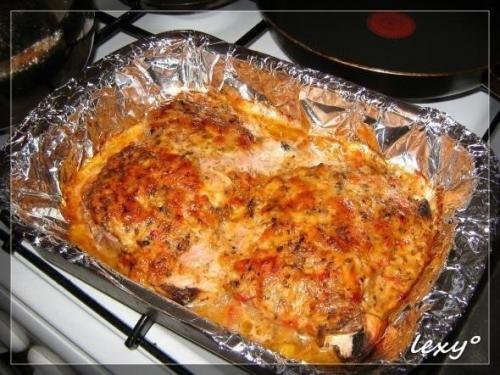 Острая свинина с сыром и грибами в духовке. Острая свинина с сыром и грибами в духовке.