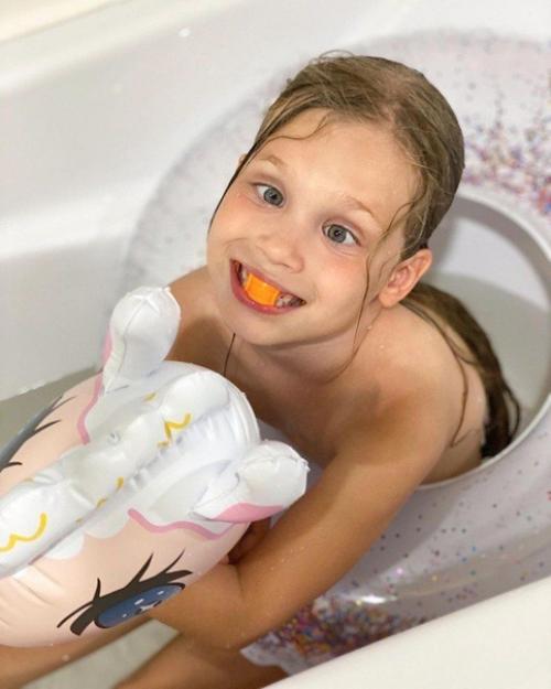 Доченька Кристины асмус так похожа на неё, ну просто маленькая копия! 02