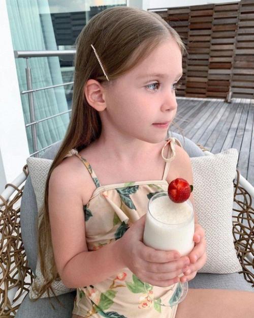 Доченька Кристины асмус так похожа на неё, ну просто маленькая копия! 04