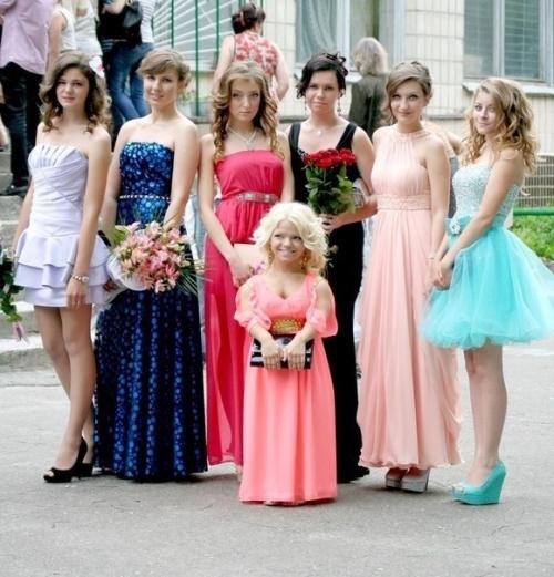 Из-за своего небольшого роста Алина Остапович с детства привыкла к насмешкам! 02