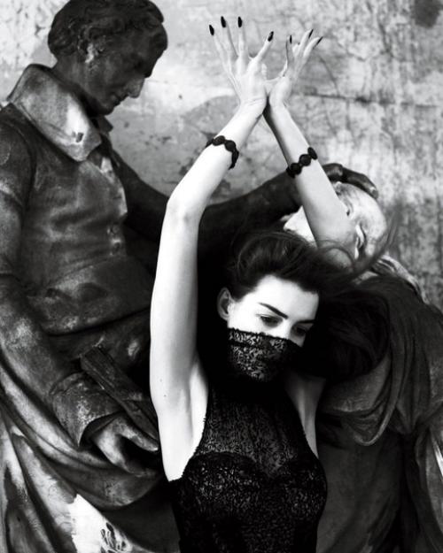 Энн хэттэуэй в готической фотосессии для Interview Magazine, 2011 год. 02