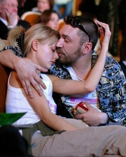 Оксана акиньшина и Сергей шнуров встретились, когда она была ещё подростком - ей было 15, а ему уже исполнилось 30.

