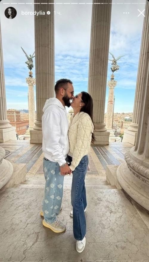 Ксения Бородина отправилась в Италию вместе с бойфрендом Николаем Сердюковым для культурного отдыха. 01