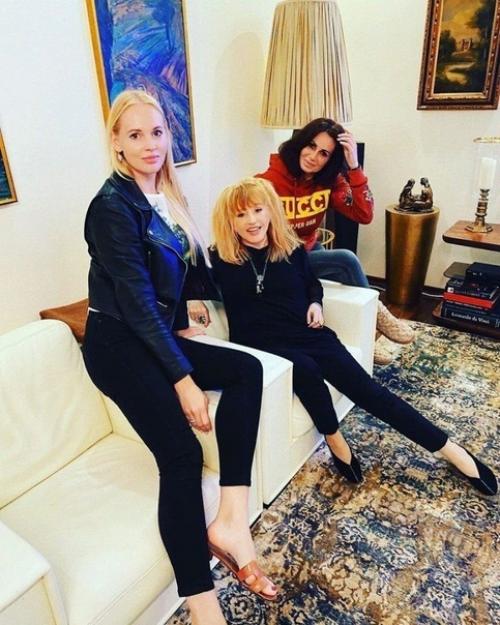 Алла Борисовна всех свои видом поражает! 01