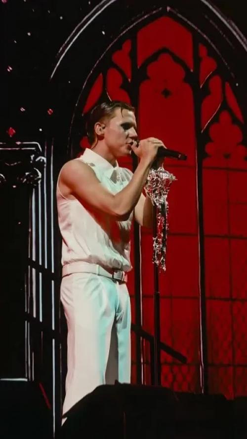 После двух больших стадионных концертов Ваня Дмитриенко выступил … в актовом зале.