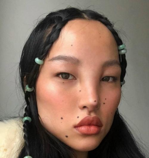 Какая же невероятная и по-настоящему запоминающаяся внешность у корейской модели цунайна. 

