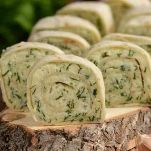 1. крабовые палочки, чеснок, яйцо, натертый сыр, зелень и майонез. 01