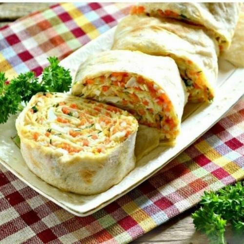 1. крабовые палочки, чеснок, яйцо, натертый сыр, зелень и майонез. 04