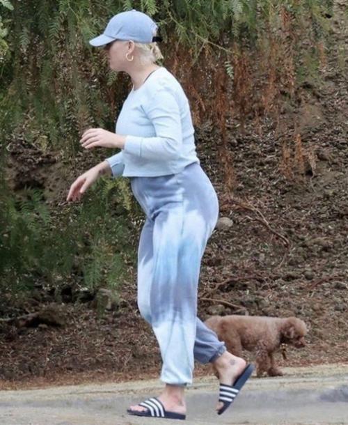 Кэти Перри на прогулке в Лос-анджелесе после недавних родов она совсем не стесняется своей фигуры. 02