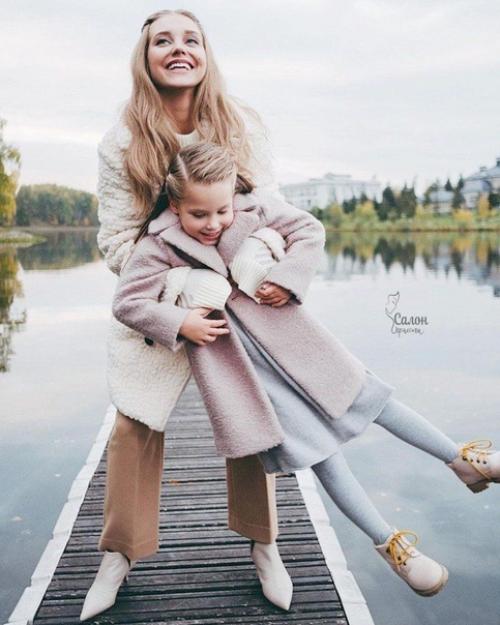 Доченька Кристины асмус так похожа на неё, ну просто маленькая копия! 06
