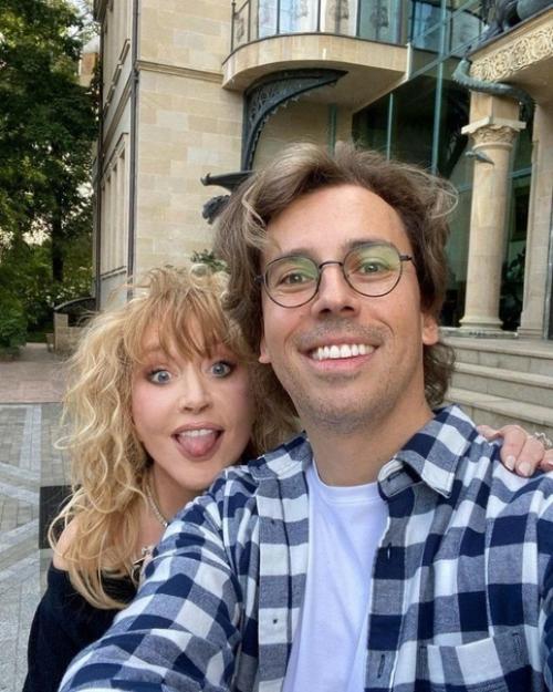 Алла Борисовна всех свои видом поражает! 03