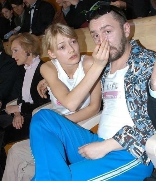 Оксана акиньшина и Сергей шнуров встретились, когда она была ещё подростком - ей было 15, а ему уже исполнилось 30. 01