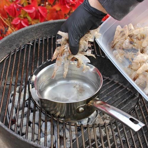 Паэлья с морепродуктами в голландской печи на гриле. 03