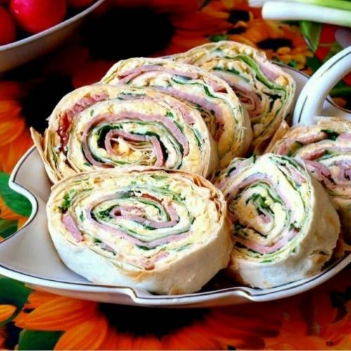 1. крабовые палочки, чеснок, яйцо, натертый сыр, зелень и майонез. 07