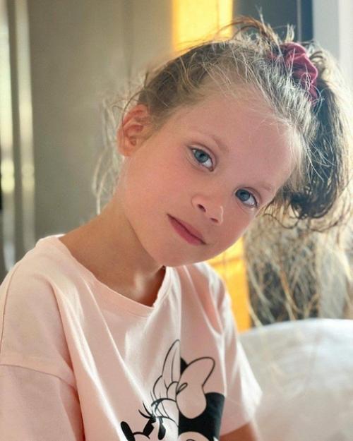 Доченька Кристины асмус так похожа на неё, ну просто маленькая копия! 01