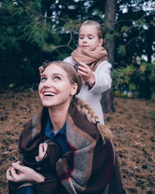 Доченька Кристины асмус так похожа на неё, ну просто маленькая копия! 05