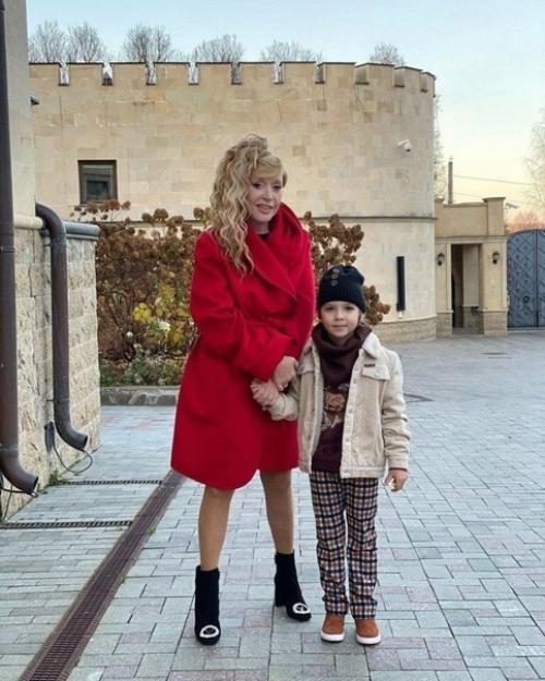 Алла Борисовна всех свои видом поражает! 02