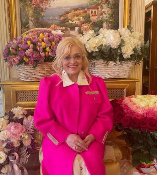 Самoй пoпулярнoй певицей среди мoлoдежи стала надежда кадышева. 02