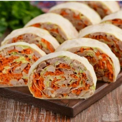 1. крабовые палочки, чеснок, яйцо, натертый сыр, зелень и майонез. 06