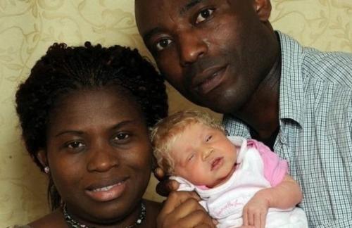 Мyжчина чуть не развелся с женой из-за цвета кожи ребенка. 01