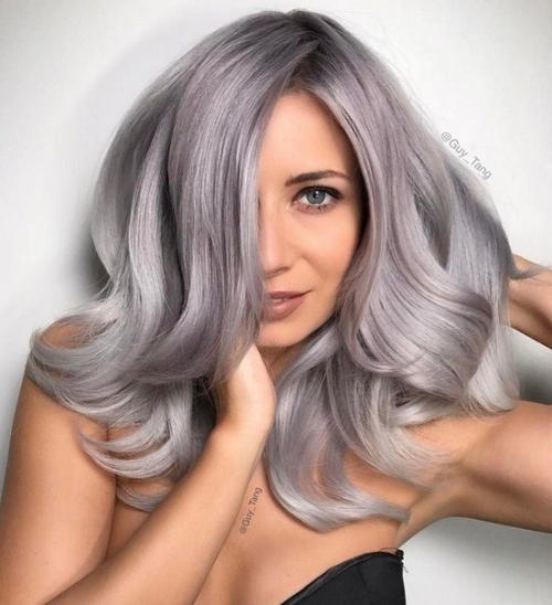 Серебристый цвет - один из универсальных оттенков, который подойдет практически каждой современной даме.