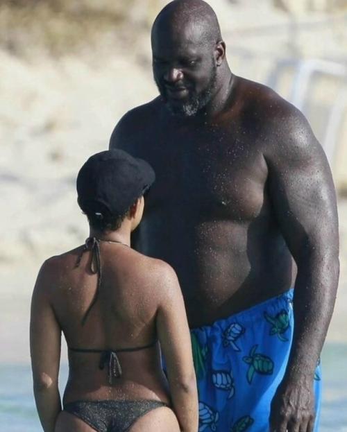 В интернете активно обсуждают фотографии 52-летнего шакила о'Нила, который отдыхал в Испании со своей 21-летней девушкой. 
