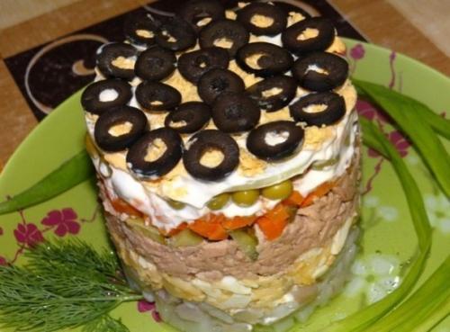 Нежный слоеный салат с печенью трески.