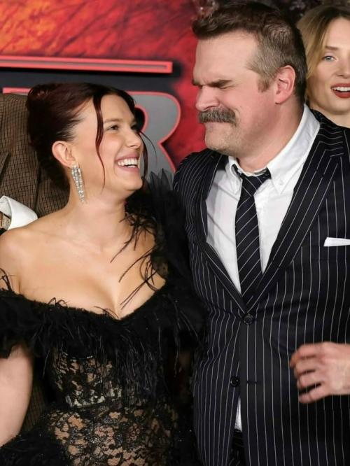 Милли Бобби Браун и Дэвид харбор прибыли вместе на премьеру сериала 