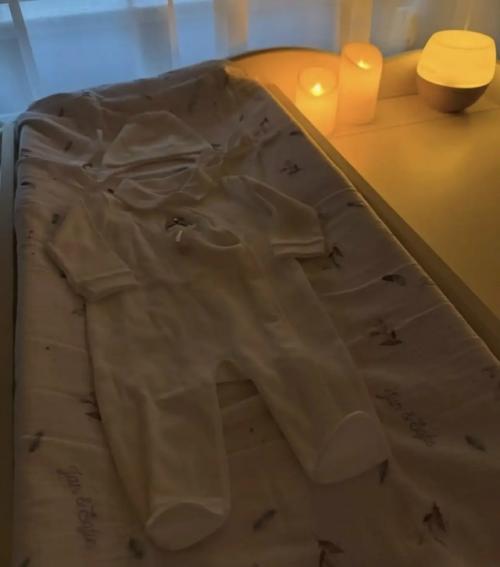 Агата муцениеце поделилась первыми снимками из роддома и рассказала о том, как прошли ее роды. 02