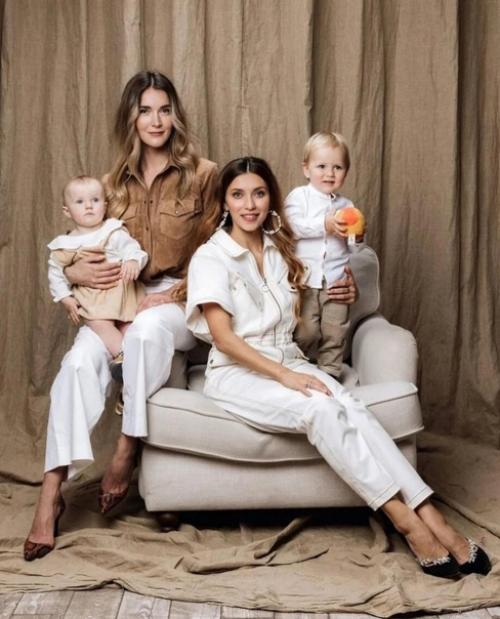 Регина тодоренко и Алина топалова (сестра Влада топалова) с детьми. 01