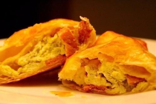 Пирожки с яйцами и ветчиной.