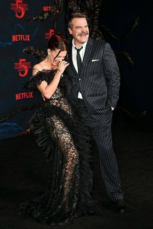 Милли Бобби Браун и Дэвид харбор прибыли вместе на премьеру сериала Очень Странные Дела. 02