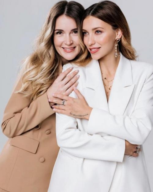 Регина тодоренко и Алина топалова (сестра Влада топалова) с детьми. 04