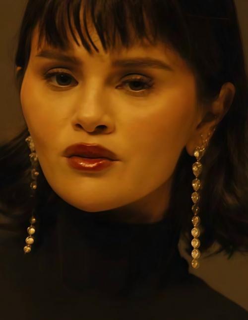 Недавно вышел новый клип селены, и фанаты сразу заметили изменения во внешности певицы.  