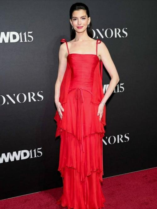 42-Летняя очаровательная Энн хэтэуэй появилась на красной дорожке премии WWD Honors в Нью-йорке в платье Valentino. 02