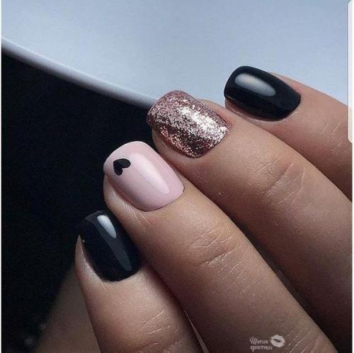 Такой шикарный черный маникюр.