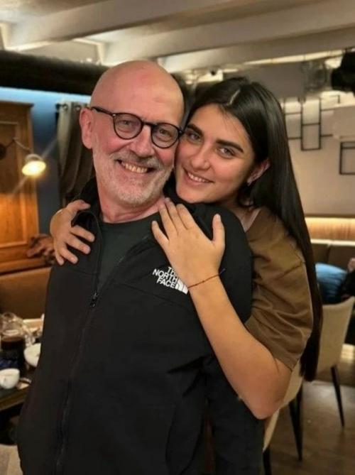 61-Летний Александр Гордон развелся с молодой арфисткой и женился в шестой раз.
