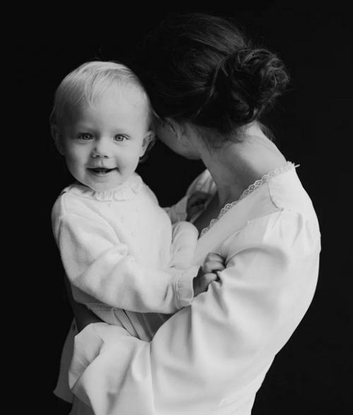 Марину зудина показала внучку, которая очень похожа на Олега Табакова. 01