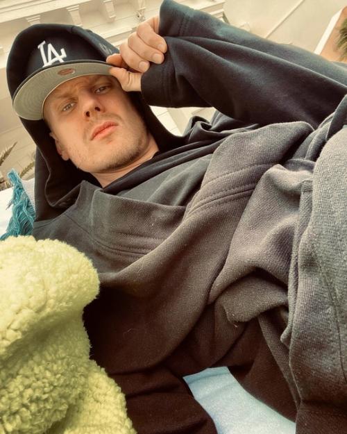 Она Удивительная: муж Анны седоковой прилетел в Москву, чтобы помириться с женой. 03