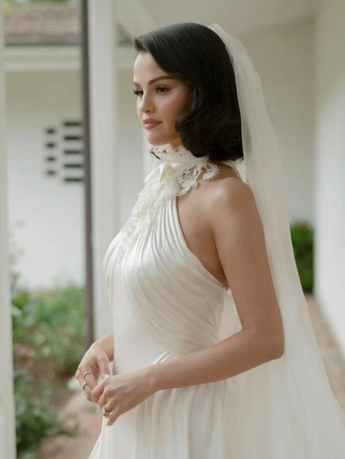 Самая счастливая невеста: селена Гомес на новых фото с церемонии её бракосочетания с Бенни Бланко. 04