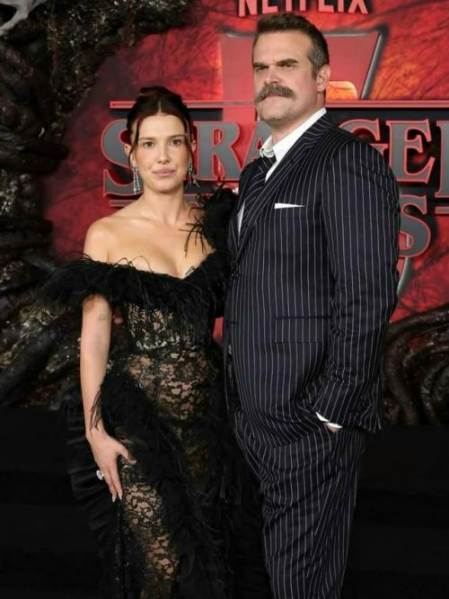 Милли Бобби Браун и Дэвид харбор прибыли вместе на премьеру сериала Очень Странные Дела. 01