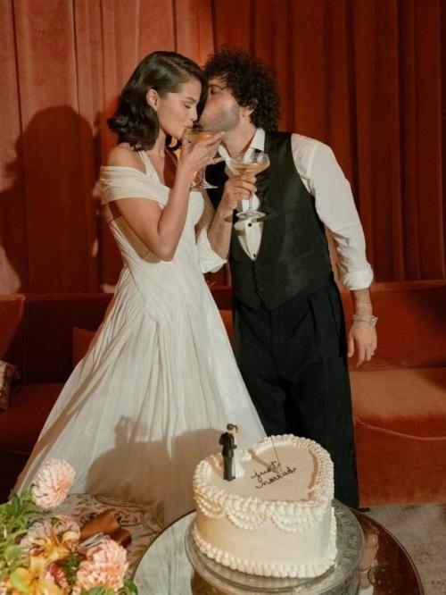 Самая счастливая невеста: селена Гомес на новых фото с церемонии её бракосочетания с Бенни Бланко. 01