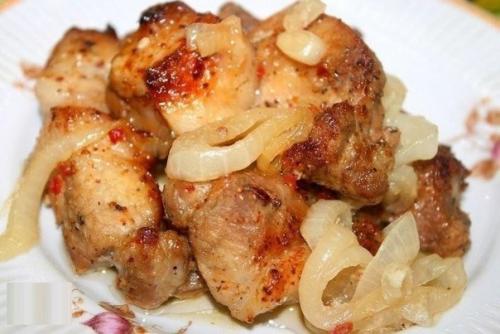 Шашлык в духовке на луковой подушке. Шашлык в духовке на луковой подушке.