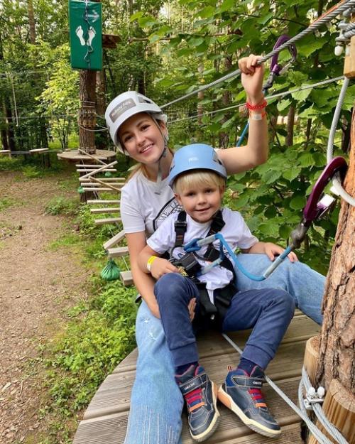 Анна Михаи ловская с сыном на отдыхе. 04
