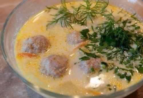 Сливочный суп с фрикадельками.