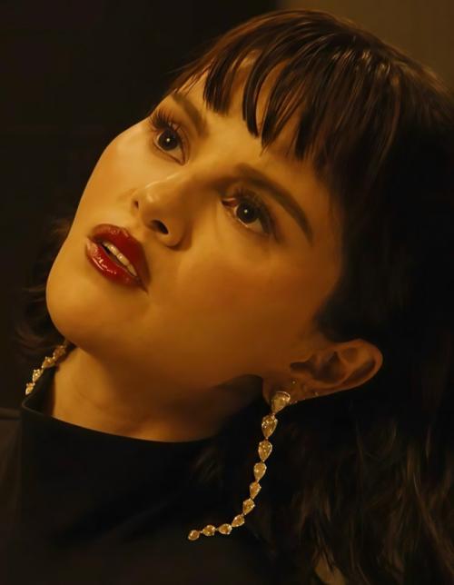 Недавно вышел новый клип селены, и фанаты сразу заметили изменения во внешности певицы. 01