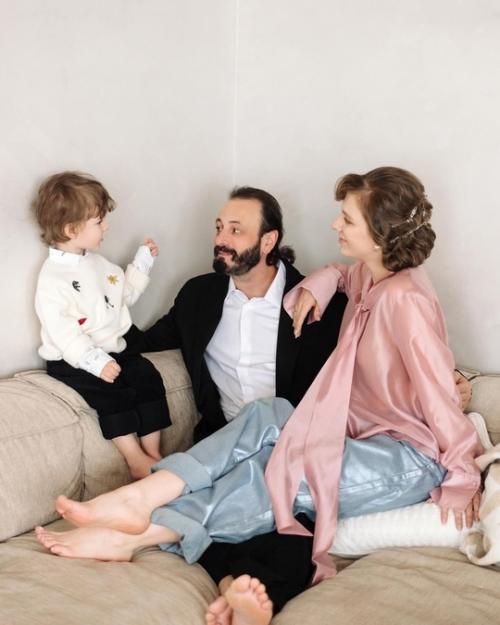 Галина Сергеевна позировала в фотосессии с сыном Львом и мужем Ильей авербухом. 02