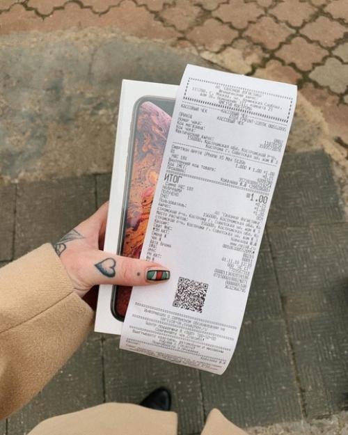 Эта девушка сделала себе татуировку на лице с логотипом Связного и получила в подарок от магазина айфон. 01